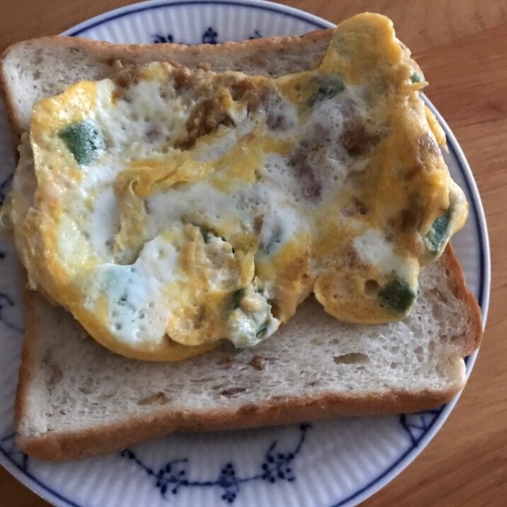 オクラとはごろも煮の卵焼きのせトースト